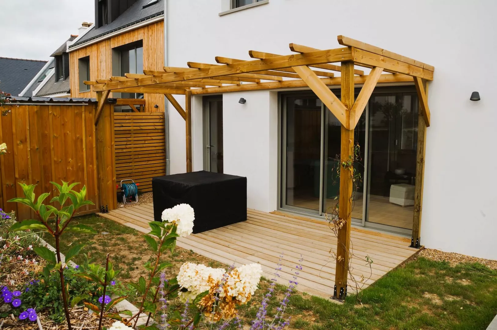 Terrasse en bois avec pergola en bois